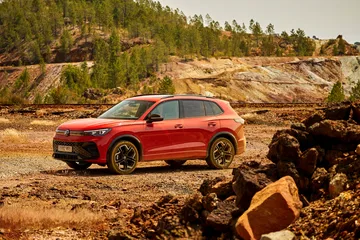 Vistazo lateral del Volkswagen Tiguan 2024 evidenciando su robusto diseño.