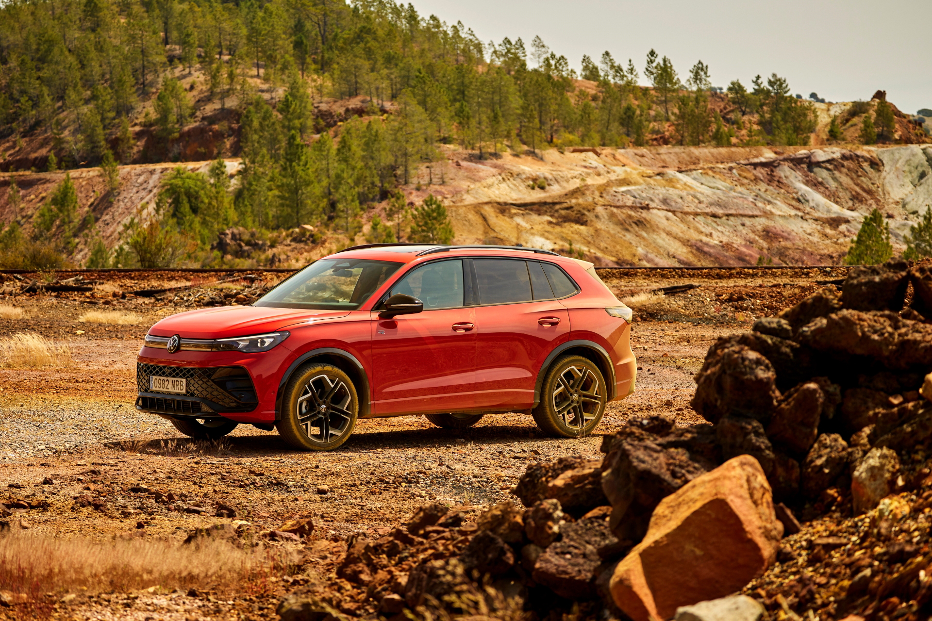 Vistazo lateral del Volkswagen Tiguan 2024 evidenciando su robusto diseño.
