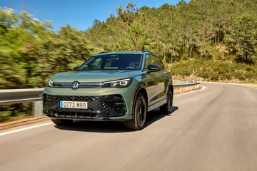 Volkswagen Tiguan 2024, diseño robusto y detalles refinados.