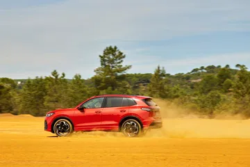 Volkswagen Tiguan 2024, SUV híbrido con imponente presencia lateral