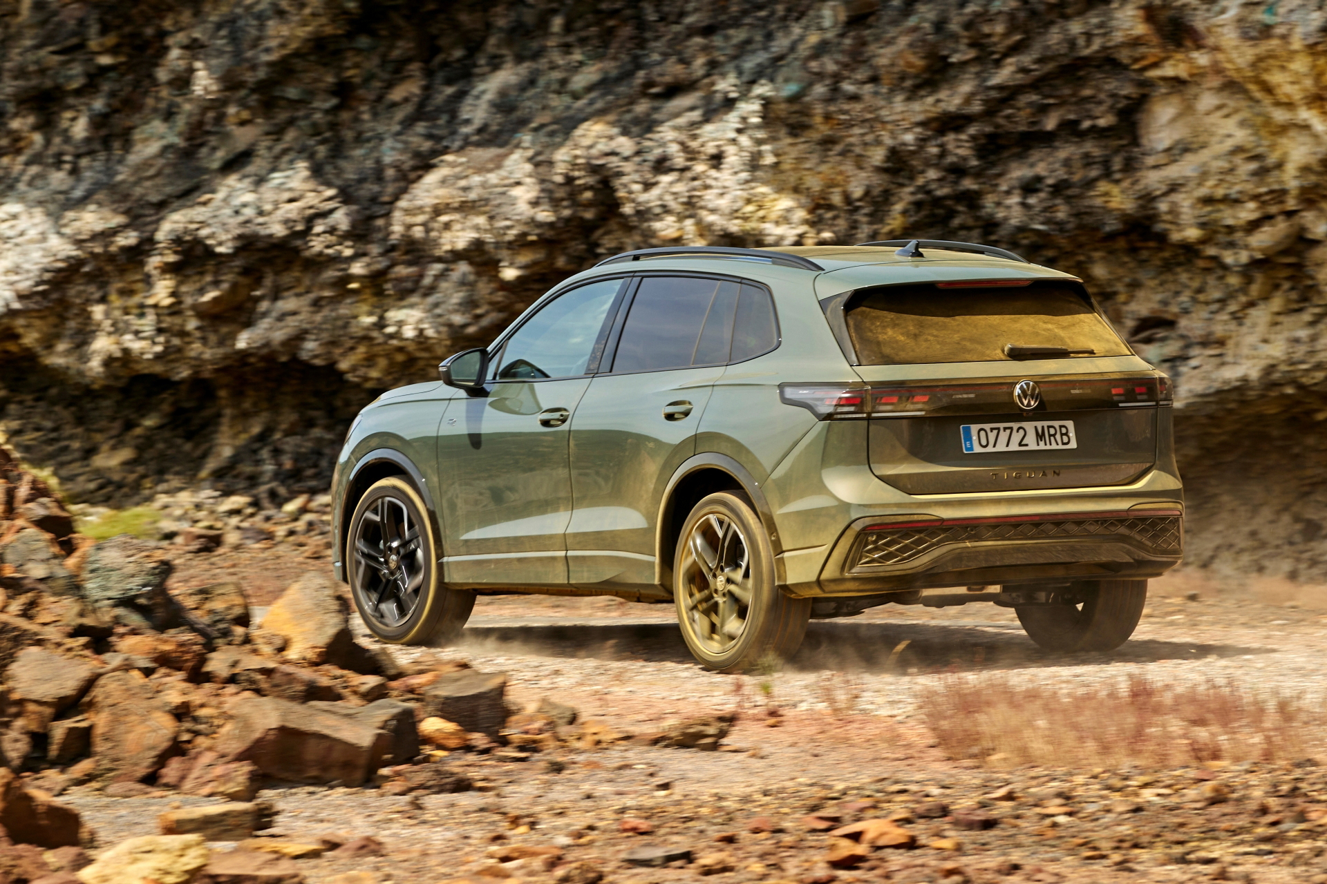 Vista trasera y lateral del Volkswagen Tiguan 2024, destacando su diseño robusto.