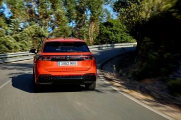 Vista trasera del Volkswagen Tiguan 2024, destacando su amplio diseño y atractivas líneas.