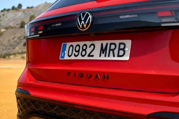 Vista trasera del Volkswagen Tiguan 2024 destacando su diseño y líneas.
