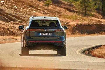 Rincones tensos y líneas modernas destacan en la zaga del Tiguan 2024.