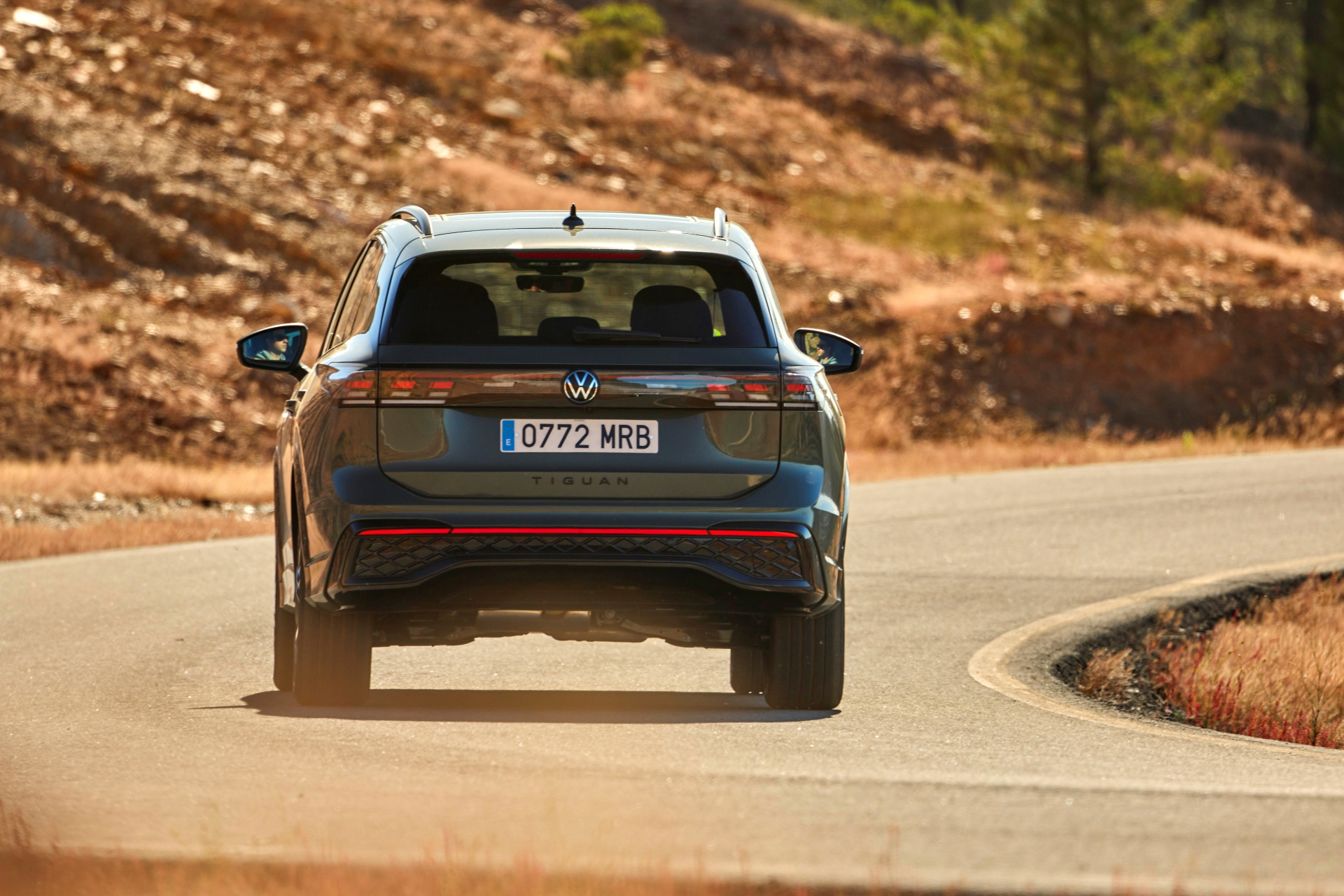 Rincones tensos y líneas modernas destacan en la zaga del Tiguan 2024.