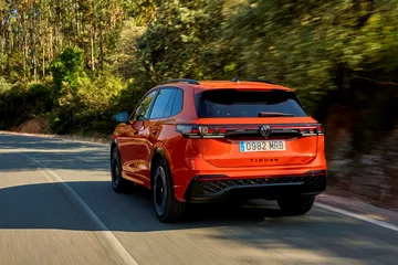 Vista dinámica de la trasera y lateral del Volkswagen Tiguan 2024.