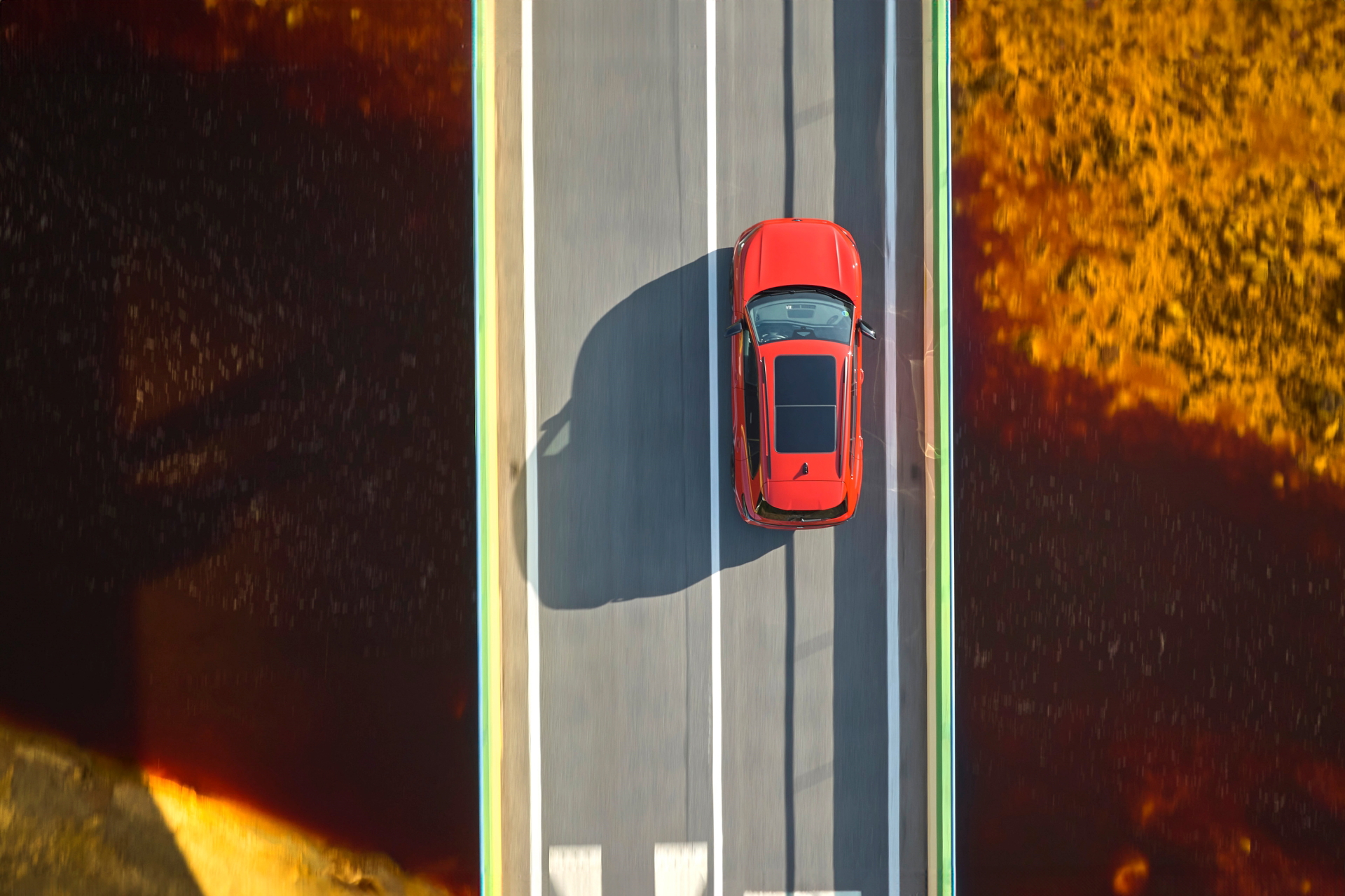 Volkswagen Tiguan 2024 captado desde una perspectiva aérea, destacando su diseño lateral.