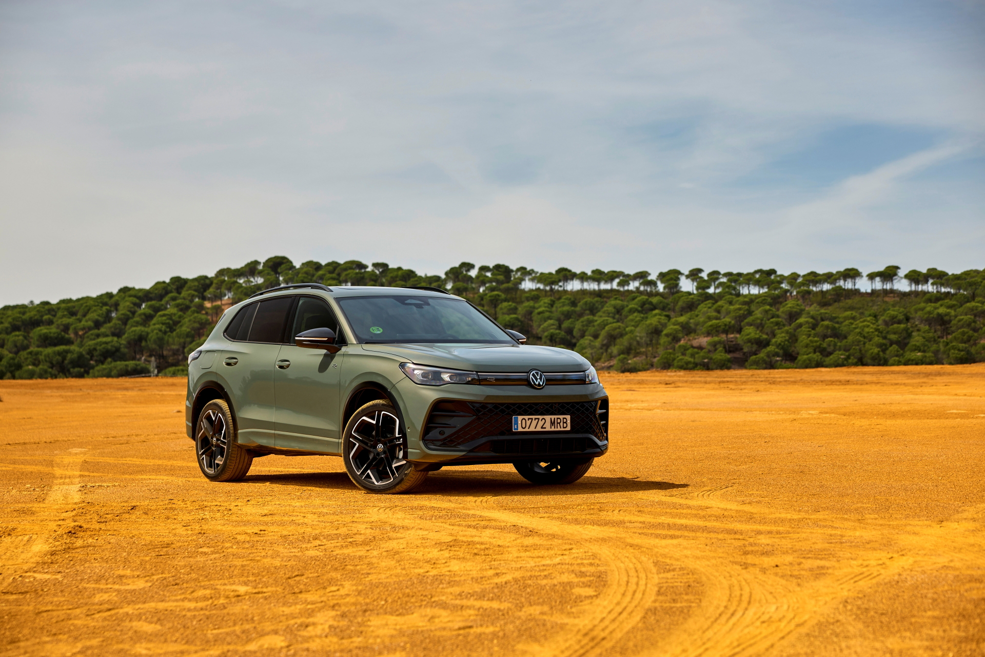 Volkswagen Tiguan 2024 en su hábitat natural, mostrando líneas robustas y elegantes.