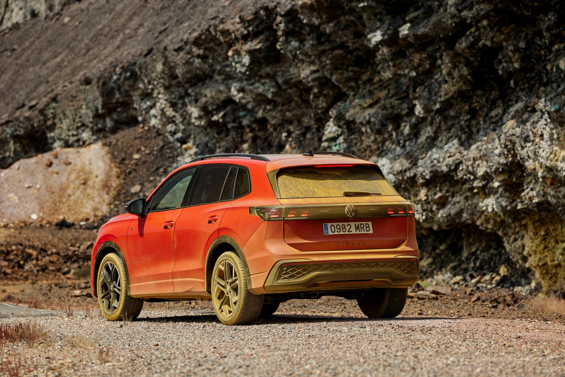 Vista dinámica del Volkswagen Tiguan 2024 posando en carretera