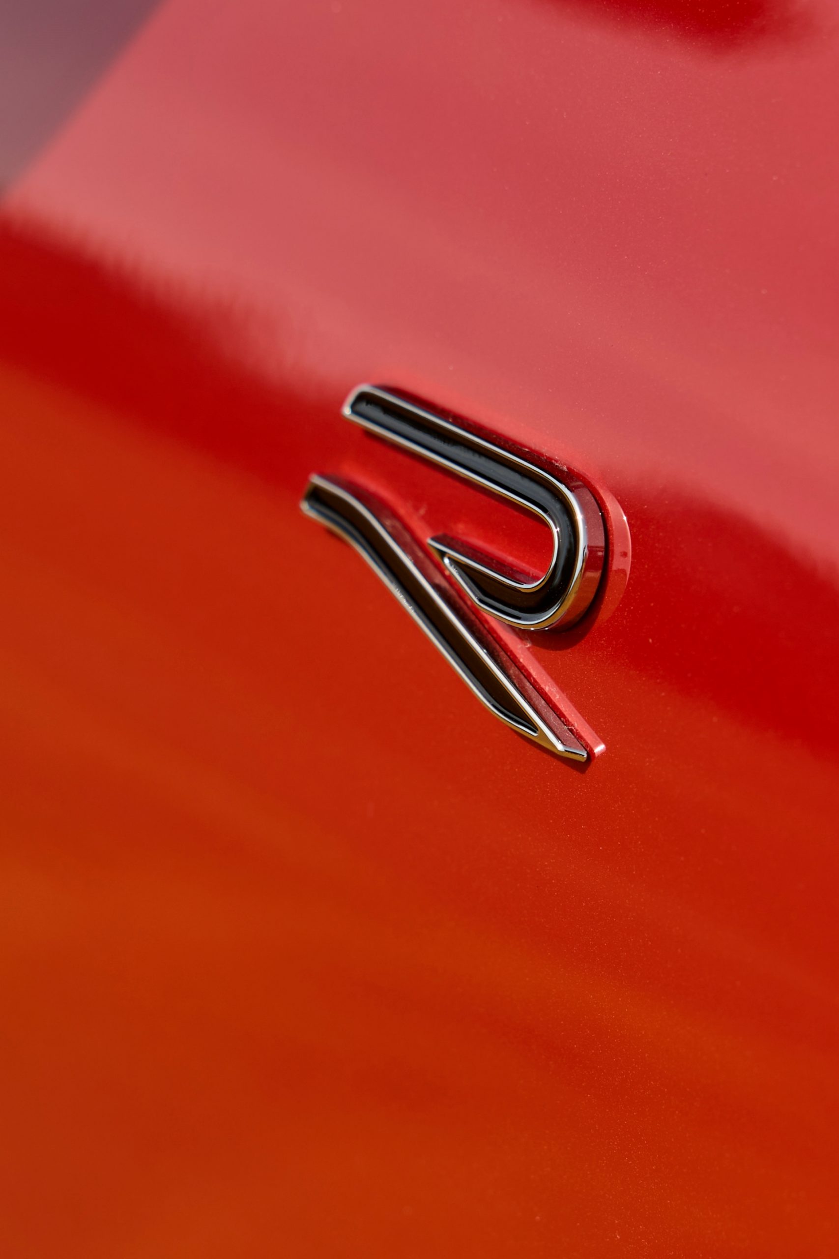 Vista cercana del logo 'R' de un Volkswagen Tiguan.