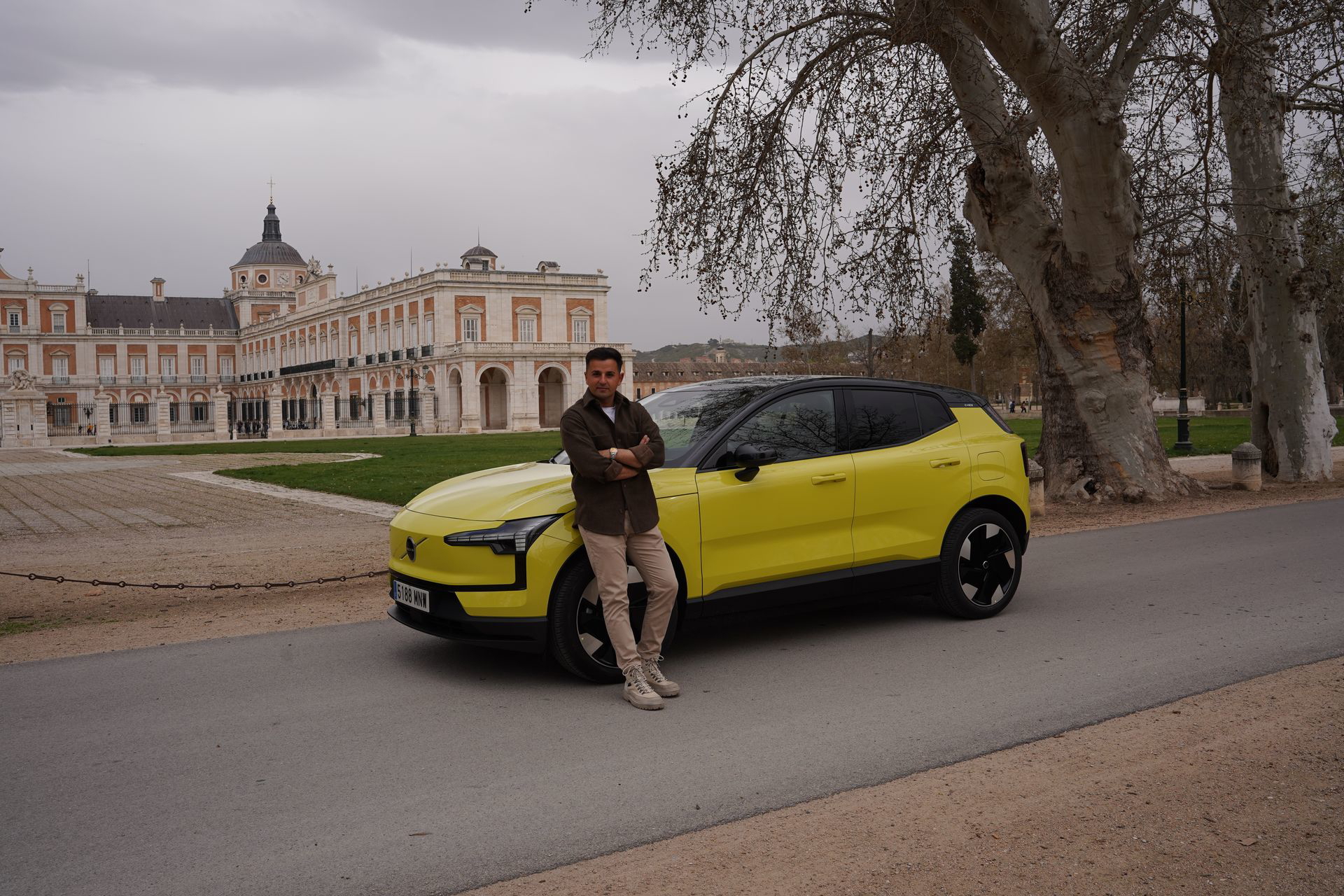 Volvo eléctrico en un entorno urbano, destacando su diseño lateral.