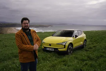 El Volvo EX30 amarillo luce su diseño lateral en terreno abierto