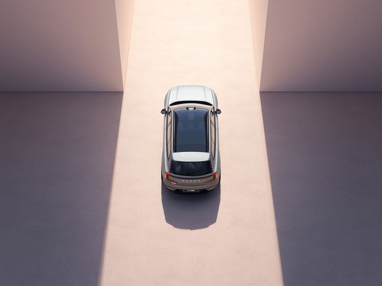 Vista aérea del techo de un Volvo EX90 mostrando su diseño aerodinámico.