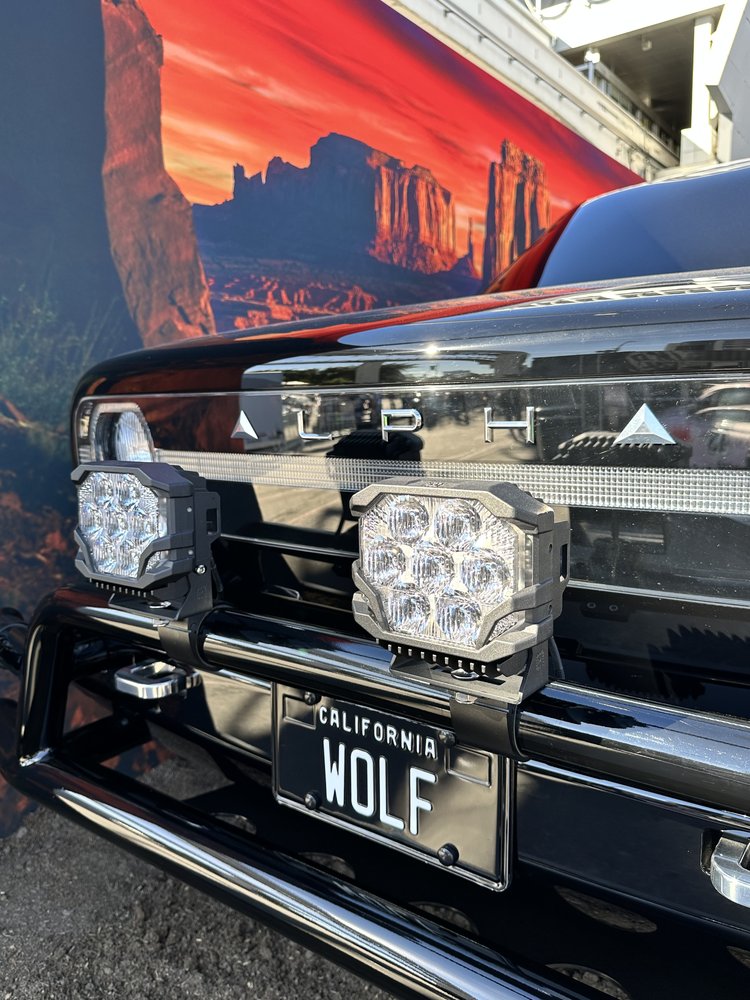 Detalle frontal del robusto Wolftruck con estética retro