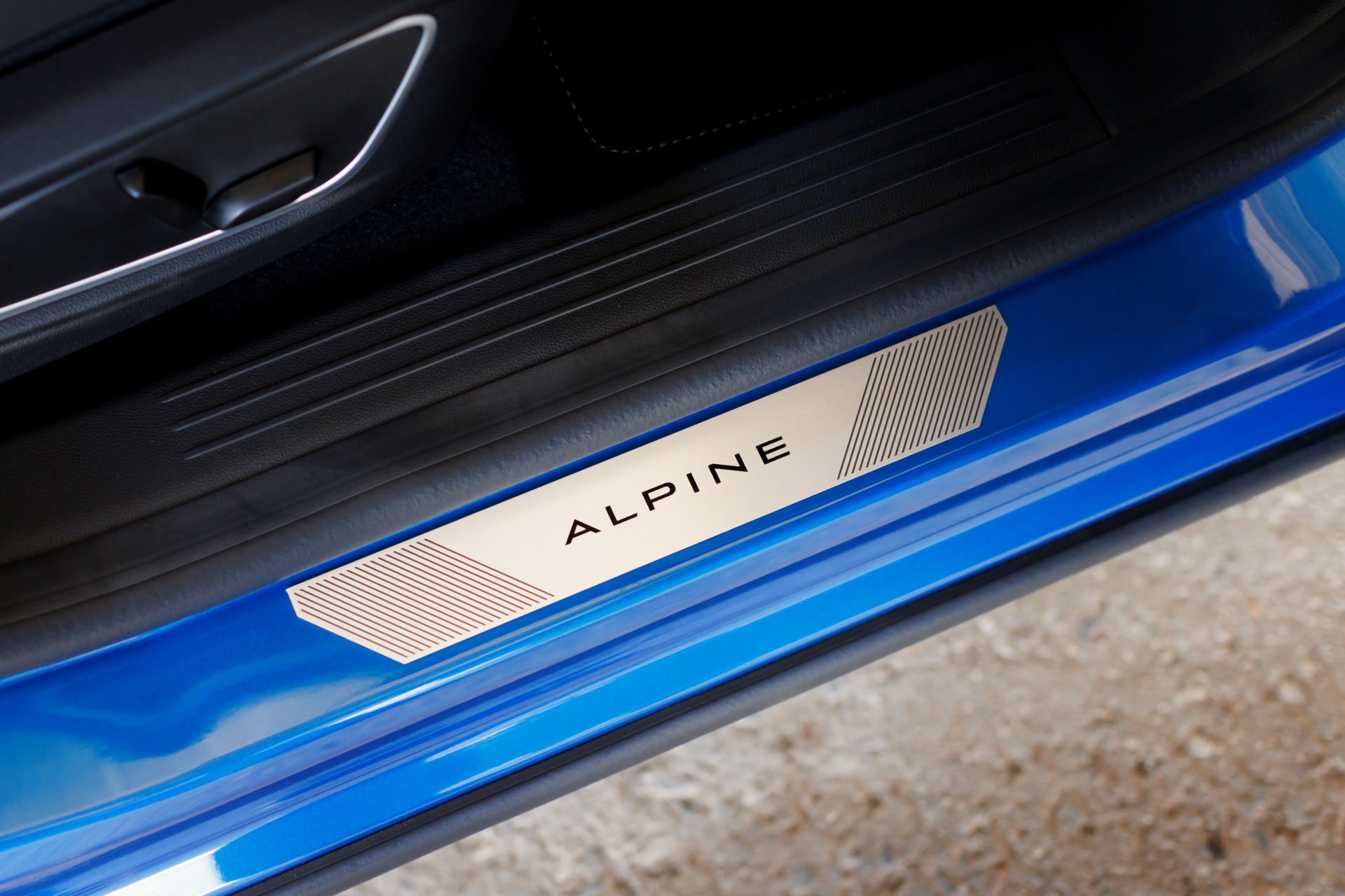 Imagen del peldaño con inscripción 'Alpine' en Renault Rafale.