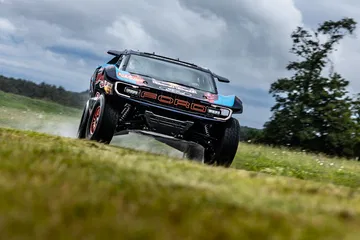 La Ford Raptor T1+ en acción, se muestra imponente preparada para el Dakar. La Ford Raptor T1+ en acción, se muestra imponente preparada para el Dakar.