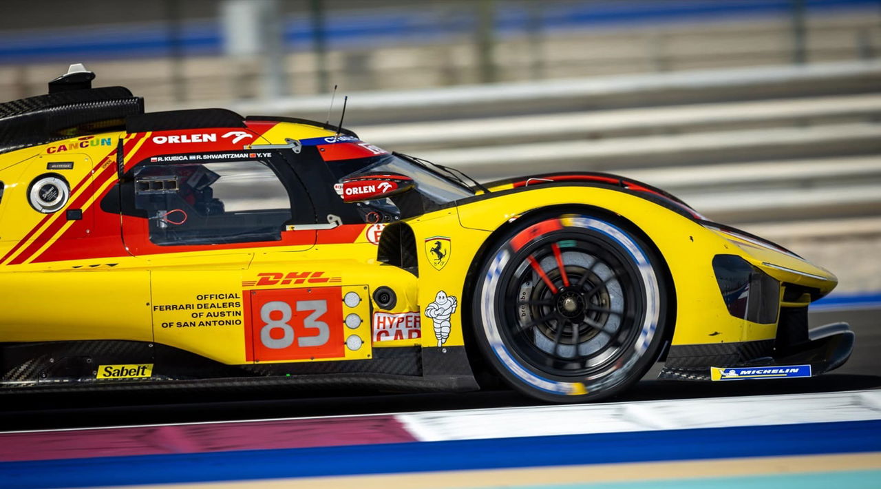 Vista lateral del Ferrari de AF Corse, con decoración distintiva, en el WEC 2024.