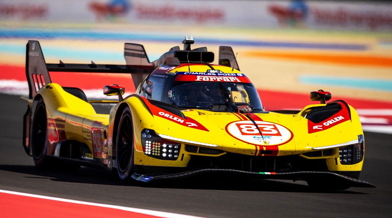 Robert Kubica al volante del AF Corse Ferrari en el WEC 2024, dinamismo puro.