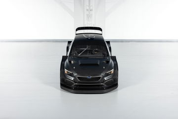 Vista frontal del Subaru WRX STI Project Midnight, destacando su agresivo diseño.