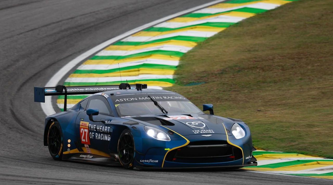 Vista dinámica del Aston Martin Vantage GT3 en competición.