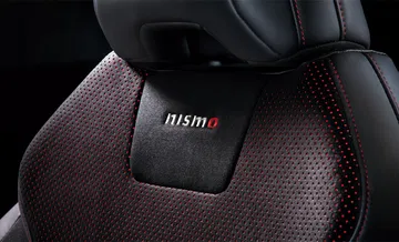 Detalle del asiento Nismo con costuras y materiales de alta calidad