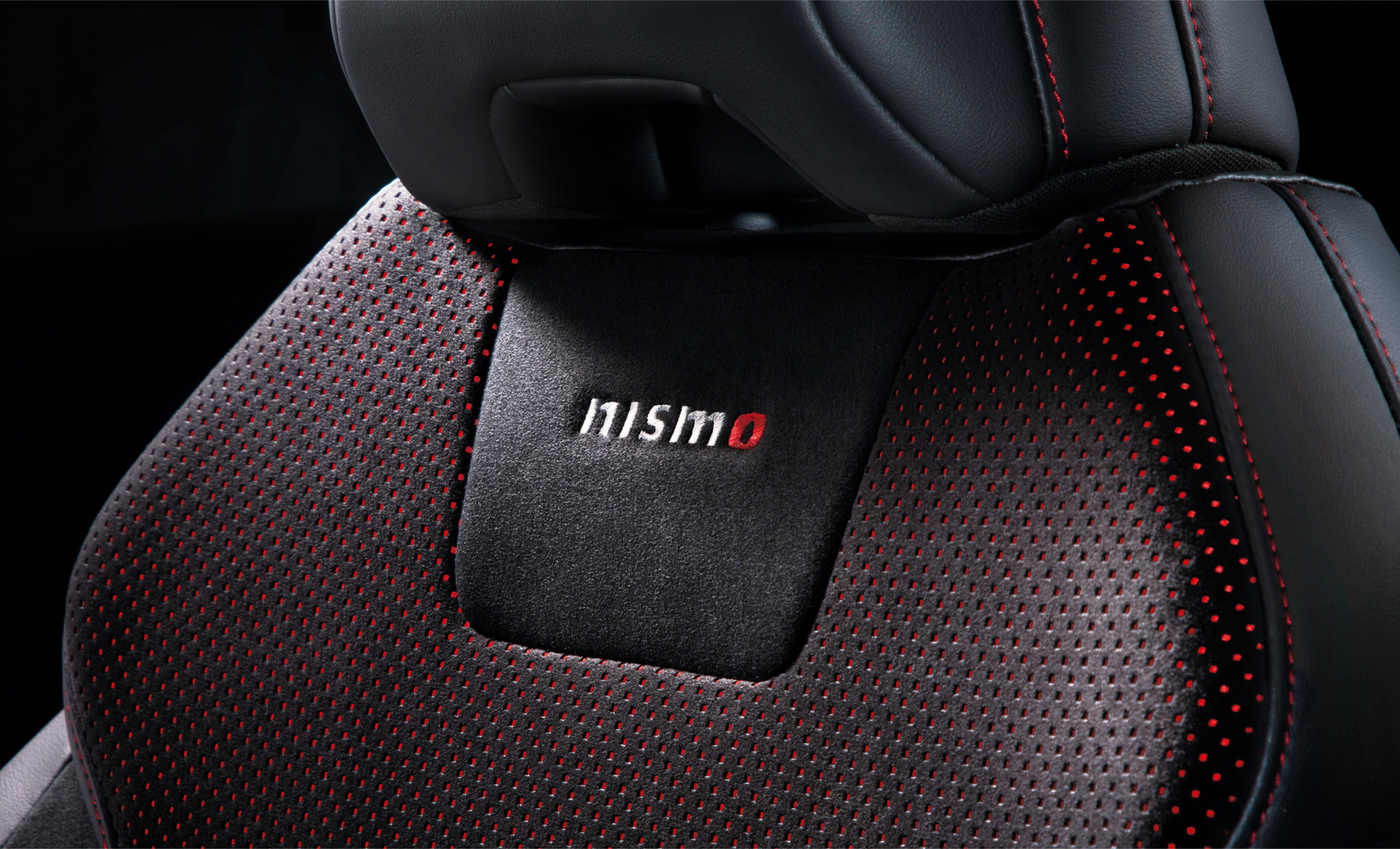 Detalle del asiento Nismo con costuras y materiales de alta calidad
