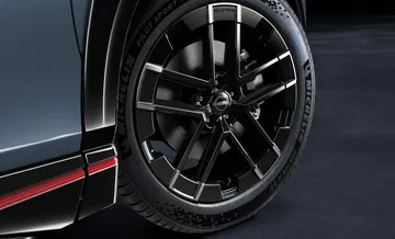 Llanta exclusiva de Nismo, acabados deportivos, destila estilo y rendimiento