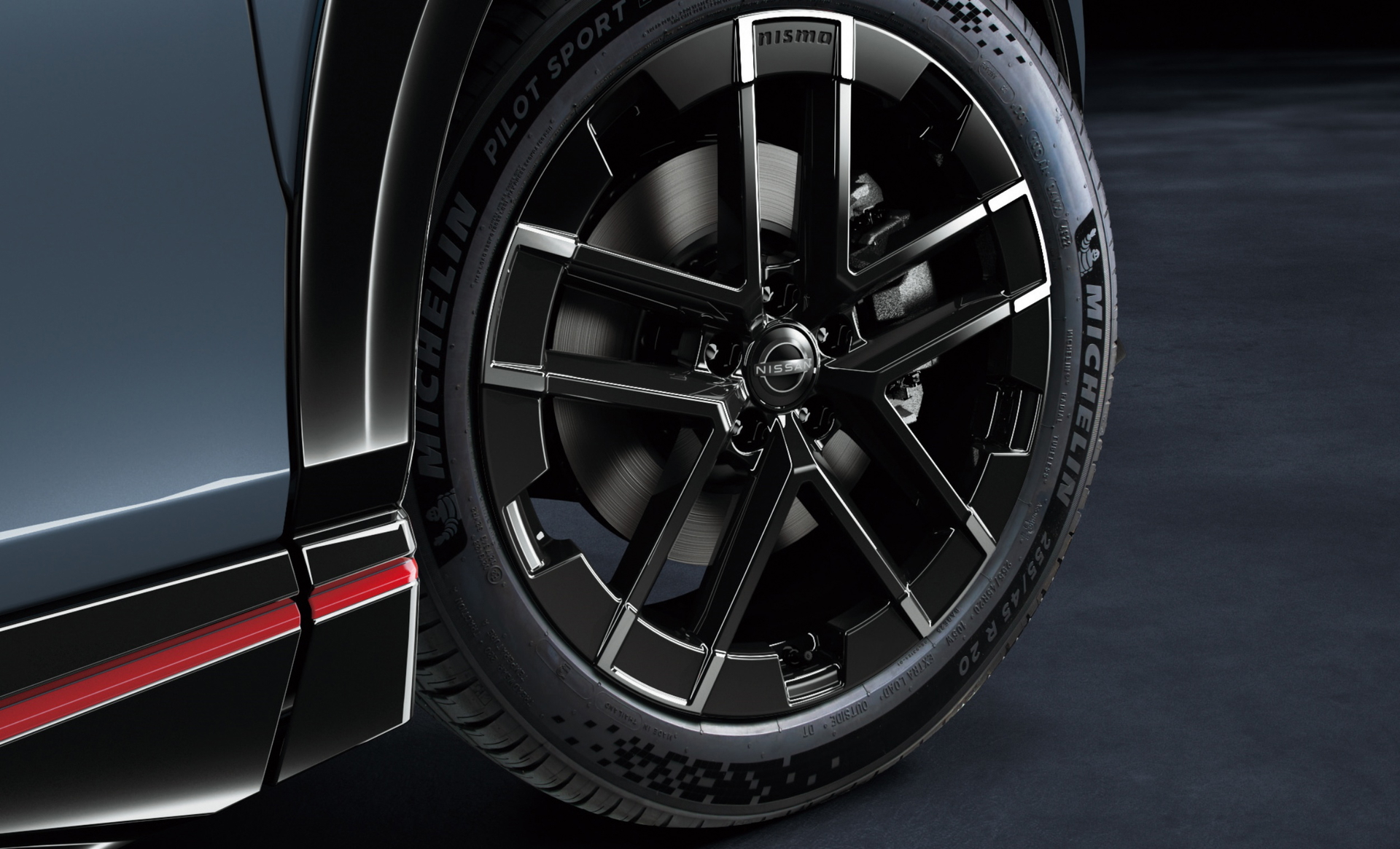 Llanta exclusiva de Nismo, acabados deportivos, destila estilo y rendimiento