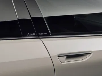 Vista lateral de la silueta dinámica del Audi A6 e-tron.