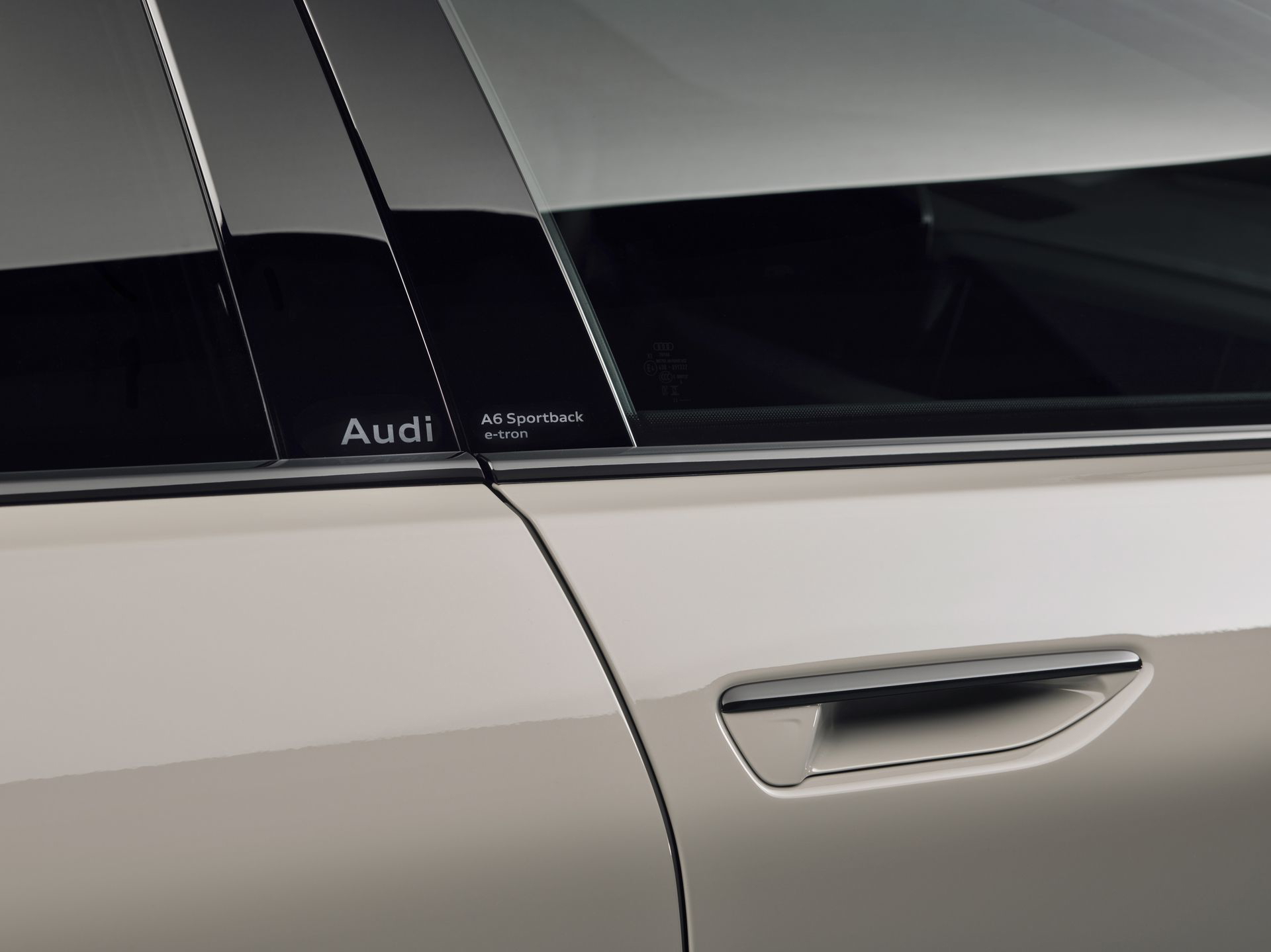 Vista lateral de la silueta dinámica del Audi A6 e-tron.