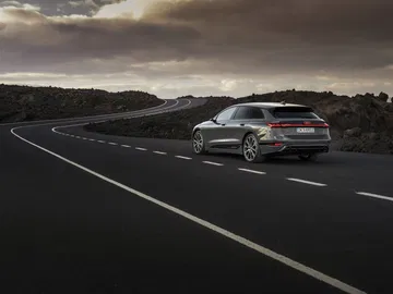 Vista lateral del Audi A6 e-tron mostrando su diseño aerodinámico y líneas modernas.