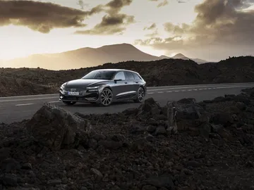 Audi A6 e-tron 2024 en escena crepuscular, enfatizando su diseño futurista