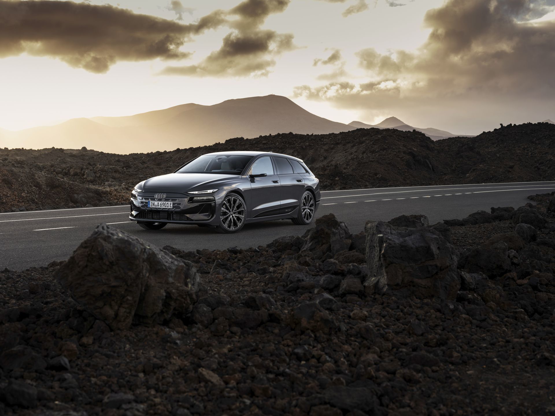 Audi A6 e-tron 2024 en escena crepuscular, enfatizando su diseño futurista