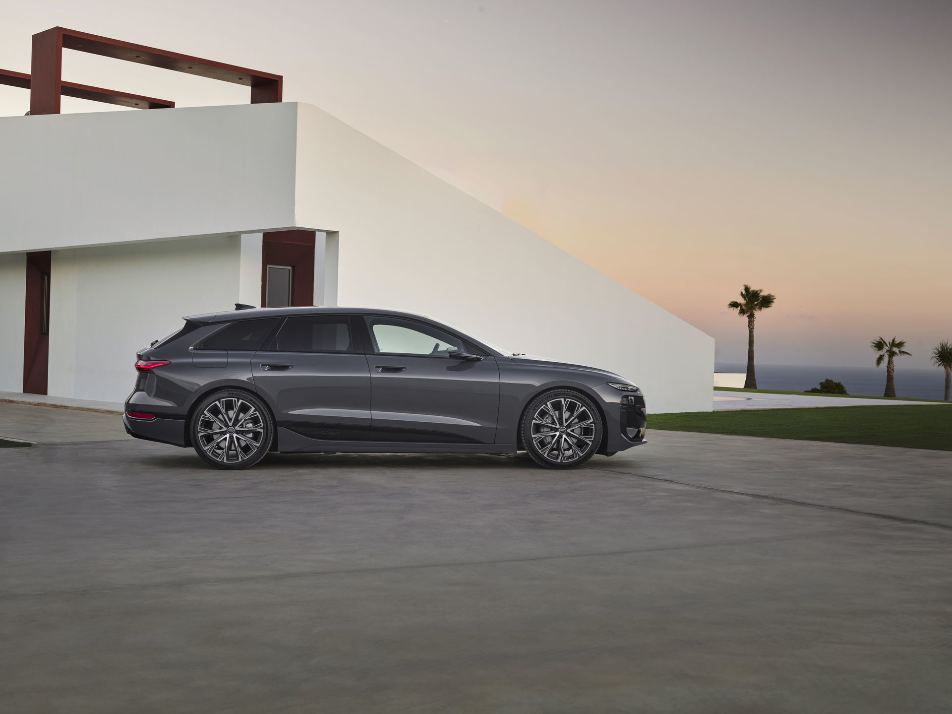 Vista lateral del Audi A6 e-tron 2024, mostrando su línea aerodinámica.