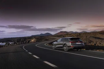 Audi A6 e-tron promete innovación y autonomía en un diseño vanguardista.