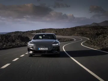 Audi A6 e-tron en carretera, muestra la imponencia y diseño vanguardista.