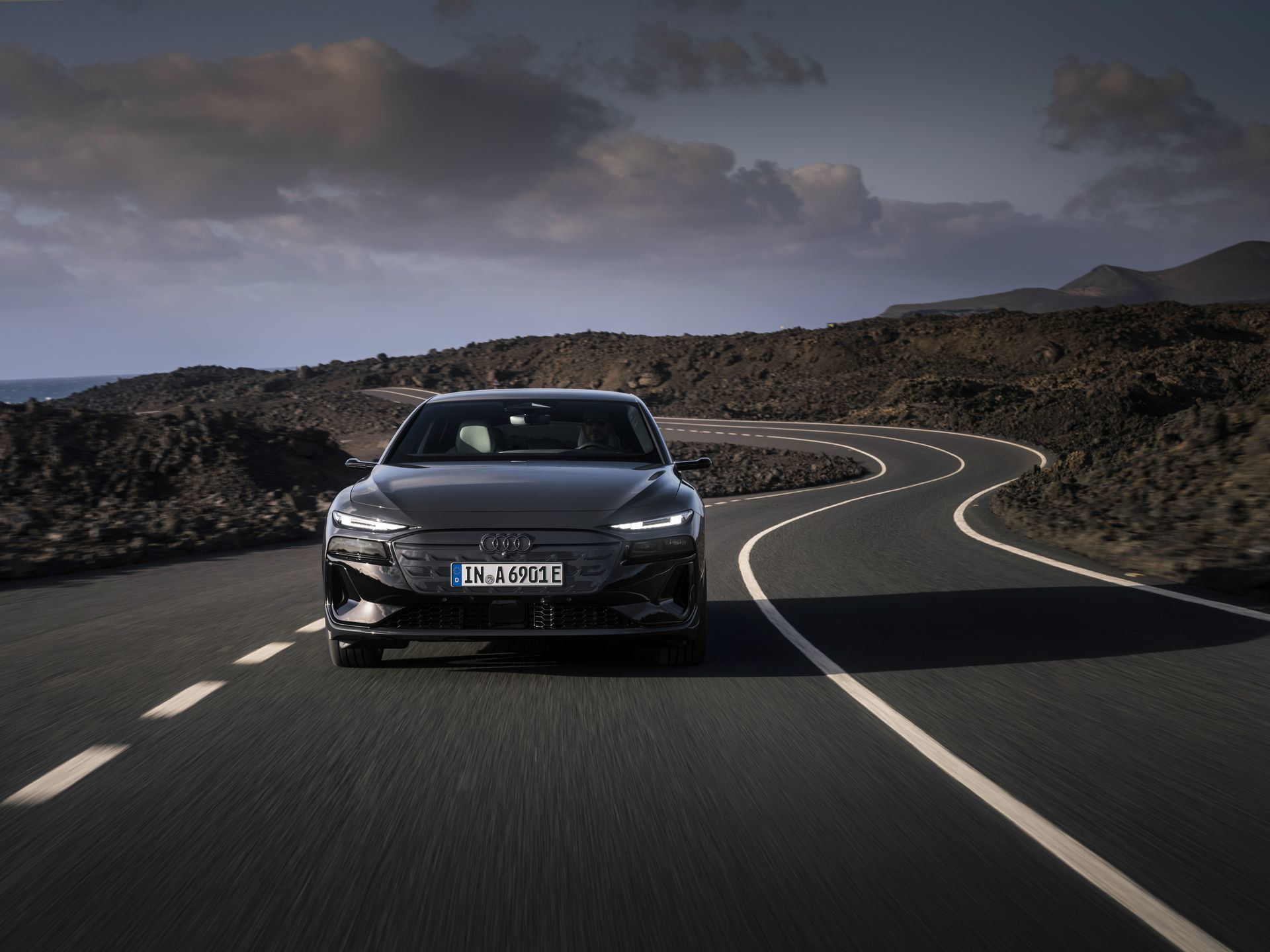 Audi A6 e-tron en carretera, muestra la imponencia y diseño vanguardista.