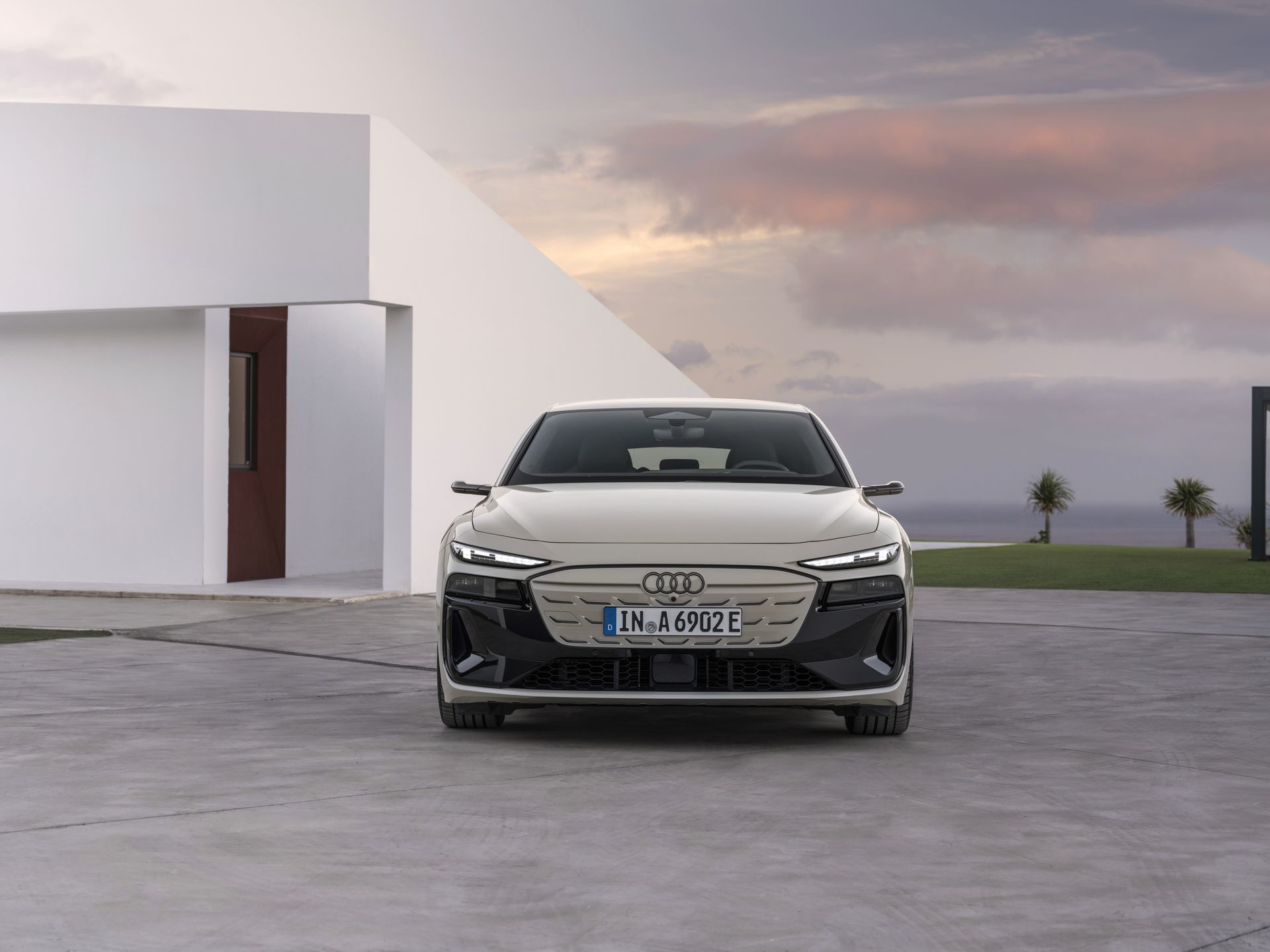 Audi A6 e-tron eléctrico con frontal imponente y faros LED.
