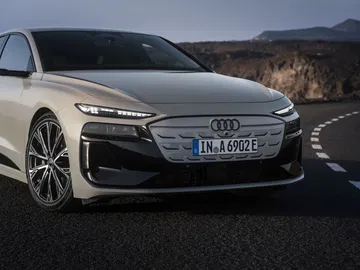 Visión dinámica del Audi A6 e-tron en carretera, enfatizando su diseño vanguardista.