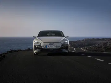 Vista frontal del Audi A6 e-tron 2024 exhibiendo su diseño único y su parrilla cerrada característica.