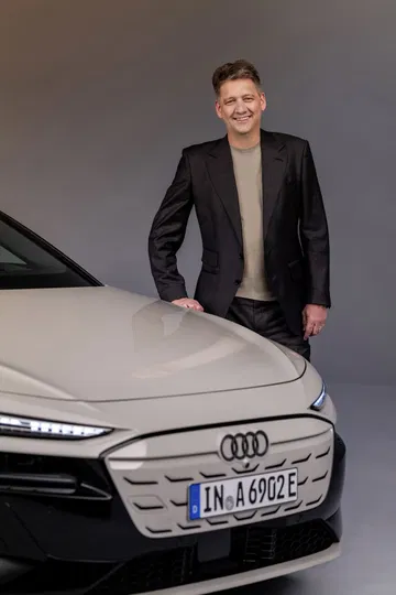 Presentación del Audi A6 e-tron, parrilla cerrada y diseño lumínico futurista.