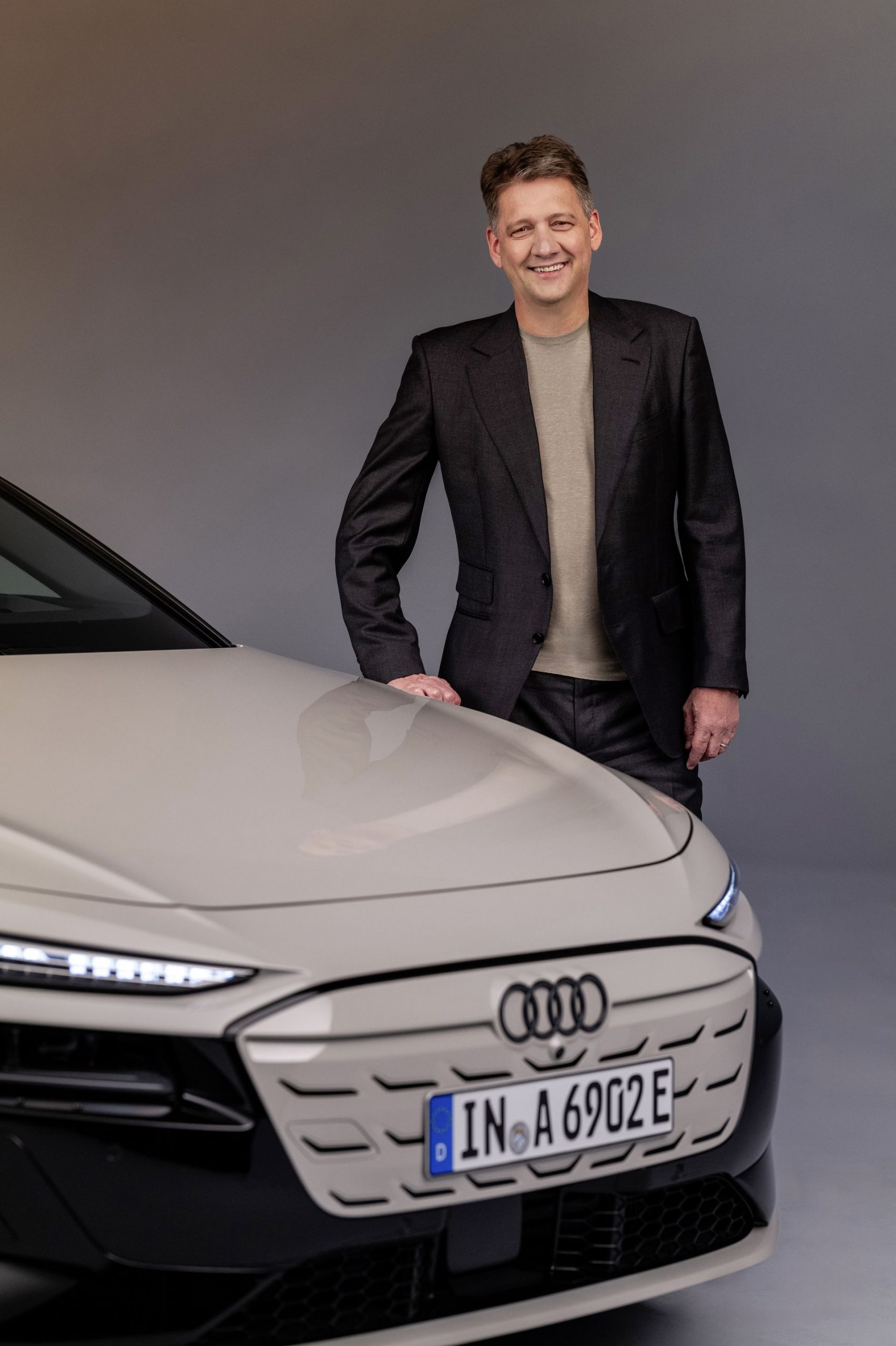 Presentación del Audi A6 e-tron, parrilla cerrada y diseño lumínico futurista.