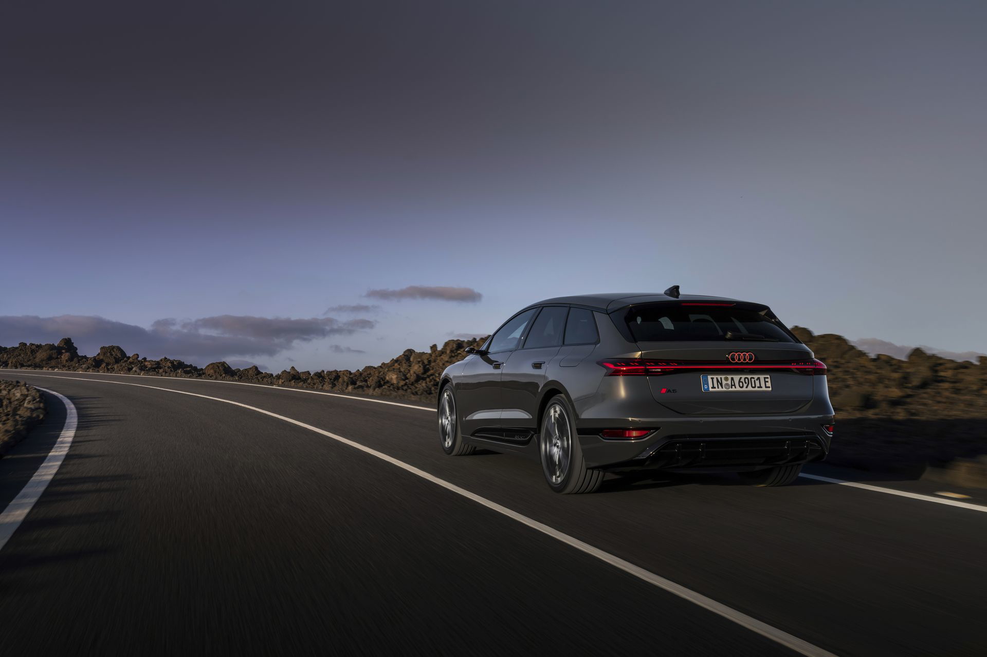 La trasera y el perfil lateral del Audi A6 e-tron destacan en esta toma.