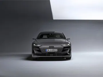 Vista frontal del Audi A6 e-tron 2024, destacando su diseño innovador.