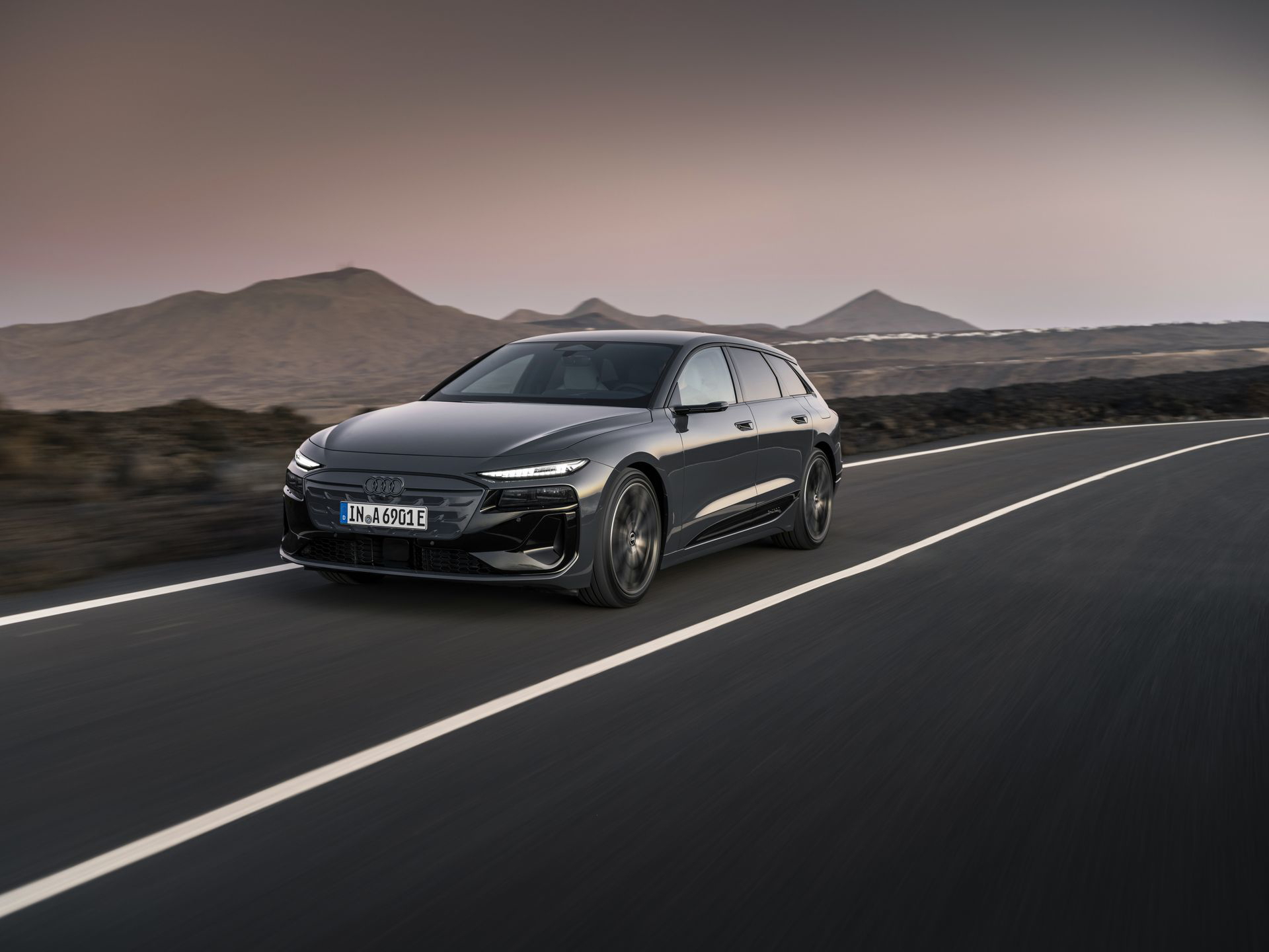 Audi A6 e-tron 2024: silueta eléctrica imponente y diseño vanguardista.