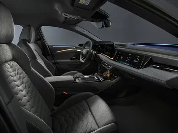 Vista sofisticada del habitáculo del Audi A6 e-tron, resaltando calidad y tecnología.