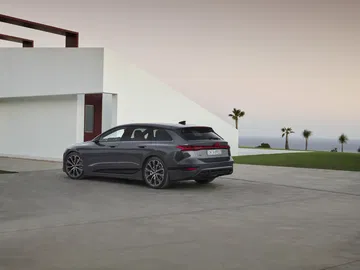 Vista lateral del Audi A6 e-tron revelando su diseño aerodinámico.
