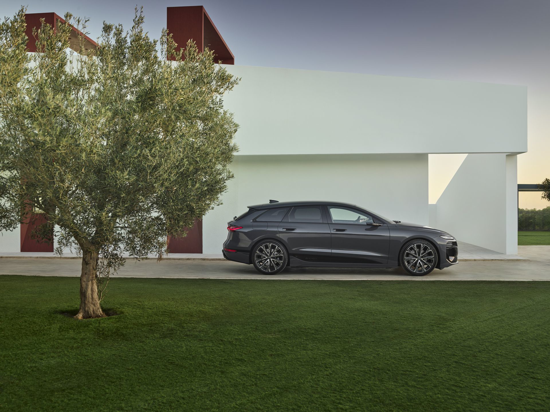 Vista lateral del Audi A6 e-tron 2024, diseño elegante y aerodinámico.