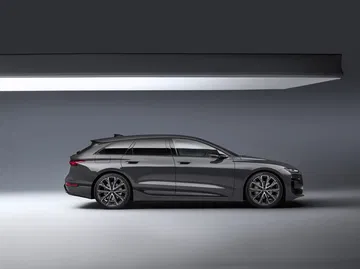 Audi A6 e-tron 2024 lateral, diseño vanguardista y líneas aerodinámicas.