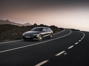 Audi A6 e-tron 2024 mostrando su perfil aerodinámico en carretera.